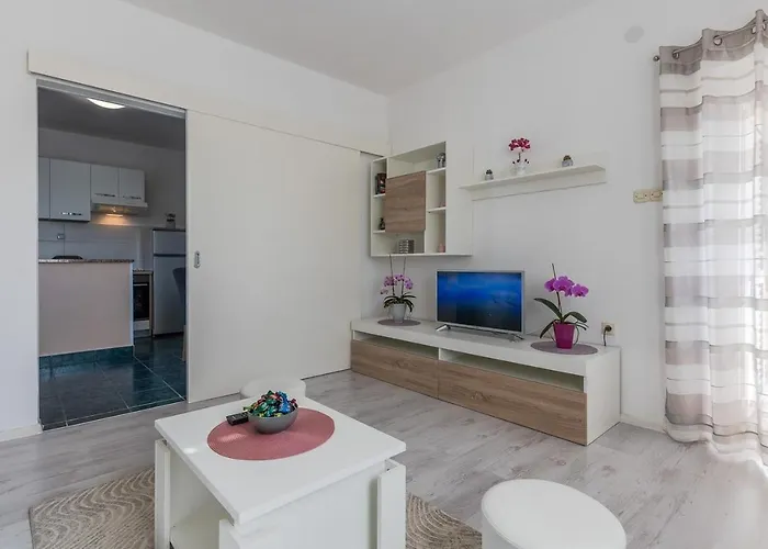 Apartman With Parking Space - 22124 *